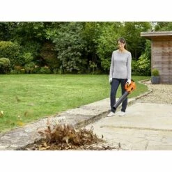 BLACK & DECKER BLACK+DECKER BCBL200L25 Souffleur Axial à Feuilles Sans Fil à Batterie 18V - 2,5Ah Li-Ion -Aspirateur souffleur Soldes Magasin 32131452 3